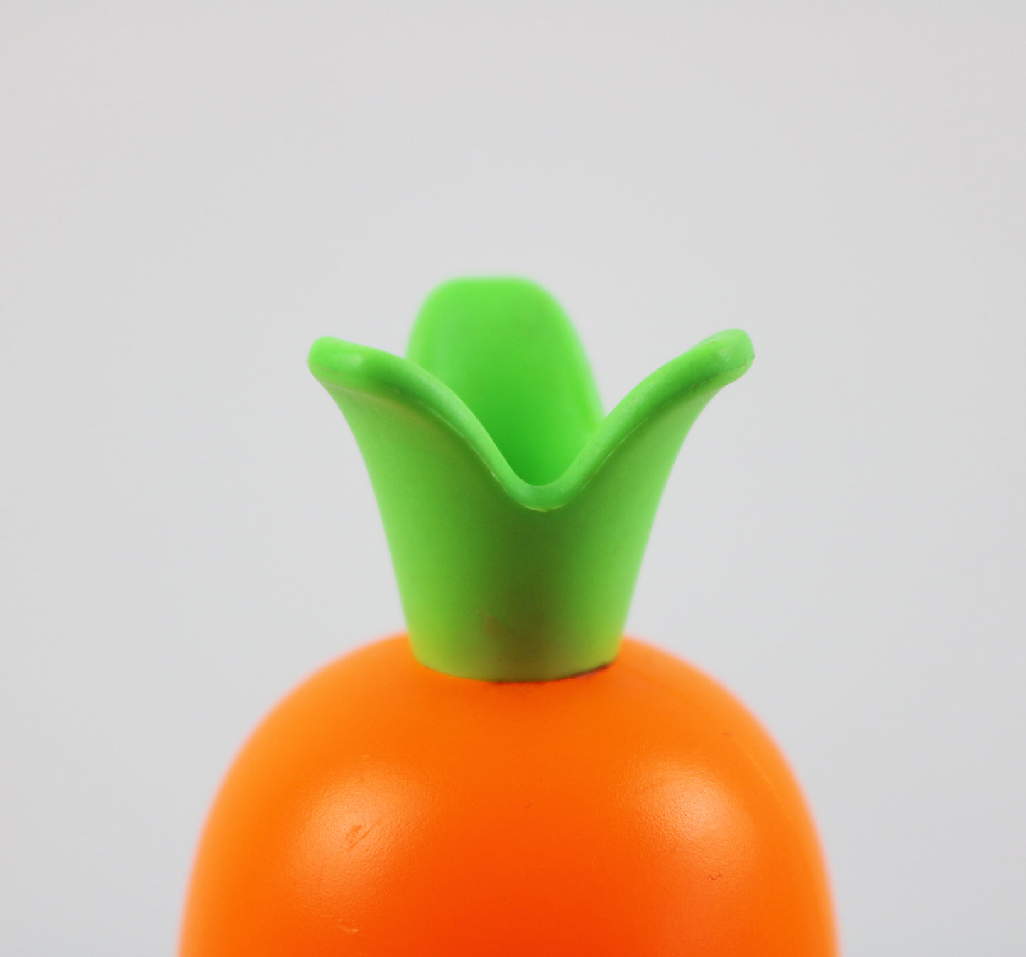 Preloved resin carrot and rabbit kitchen roll towel holder by Stefano Giovannoni for Alessi - note sizes.