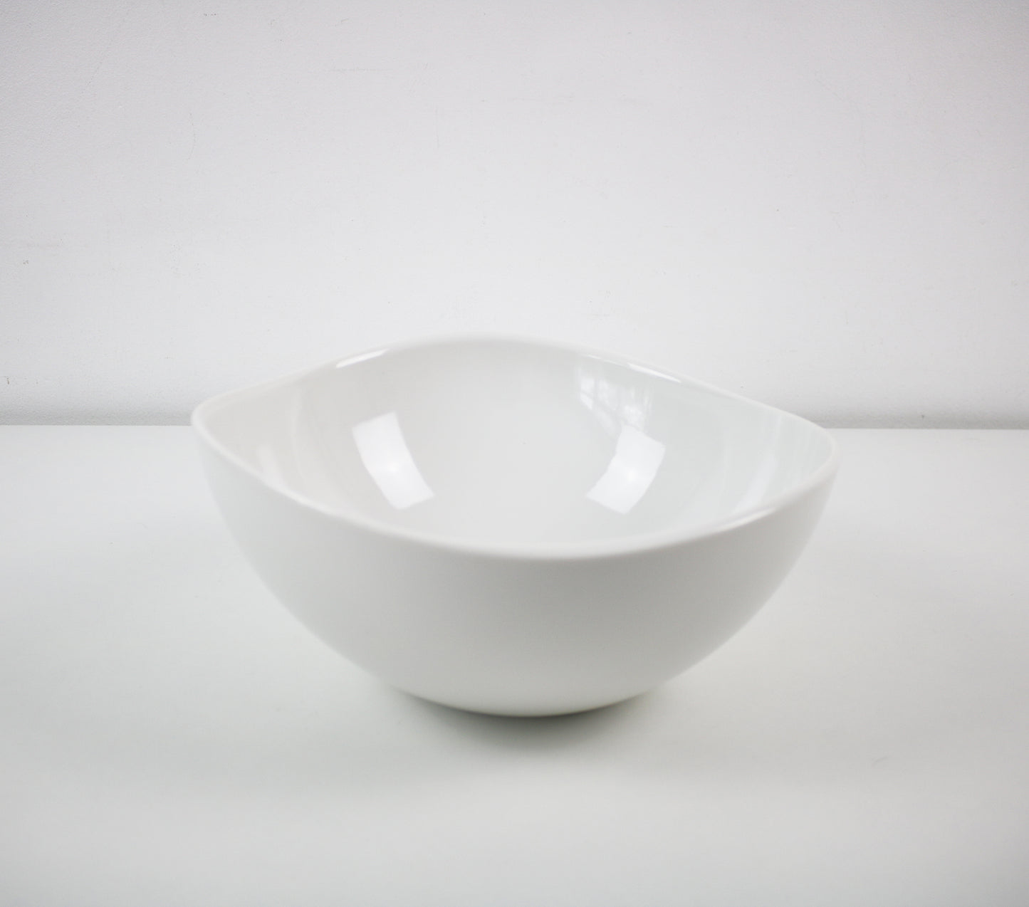 Wovo set of 3 serving bowls - white. Unused early 2000s vintage stock
