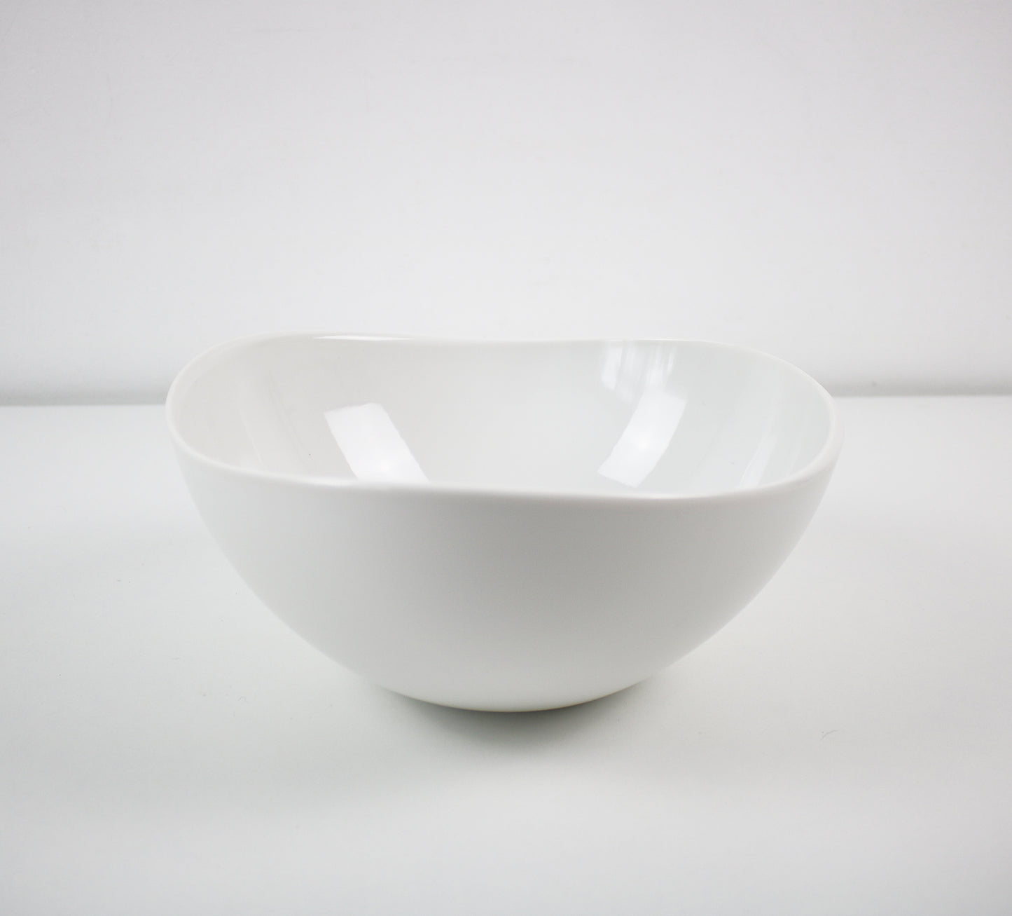 Wovo set of 3 serving bowls - white. Unused early 2000s vintage stock