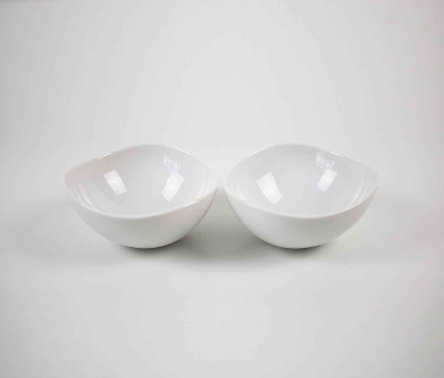 Wovo set of 3 serving bowls - white. Unused early 2000s vintage stock