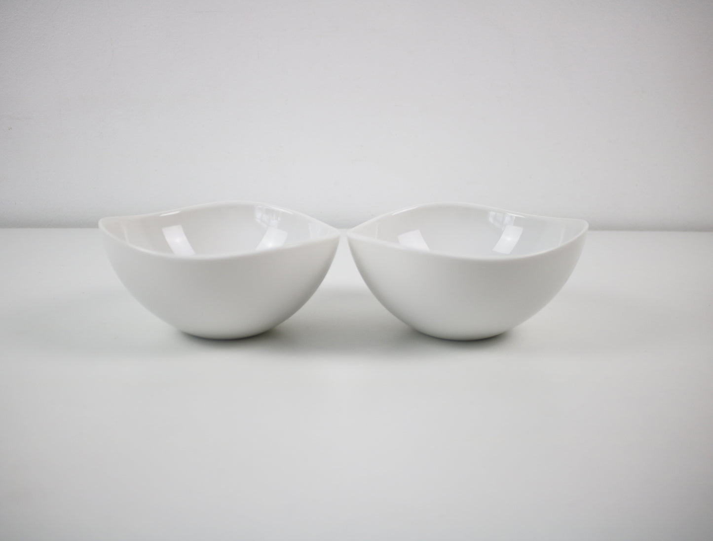 Wovo set of 3 serving bowls - white. Unused early 2000s vintage stock