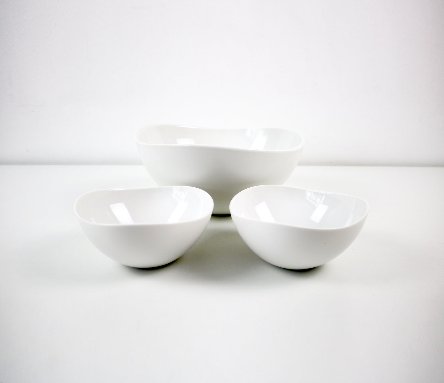 Wovo set of 3 serving bowls in white. Unused early 2000s vintage stock
