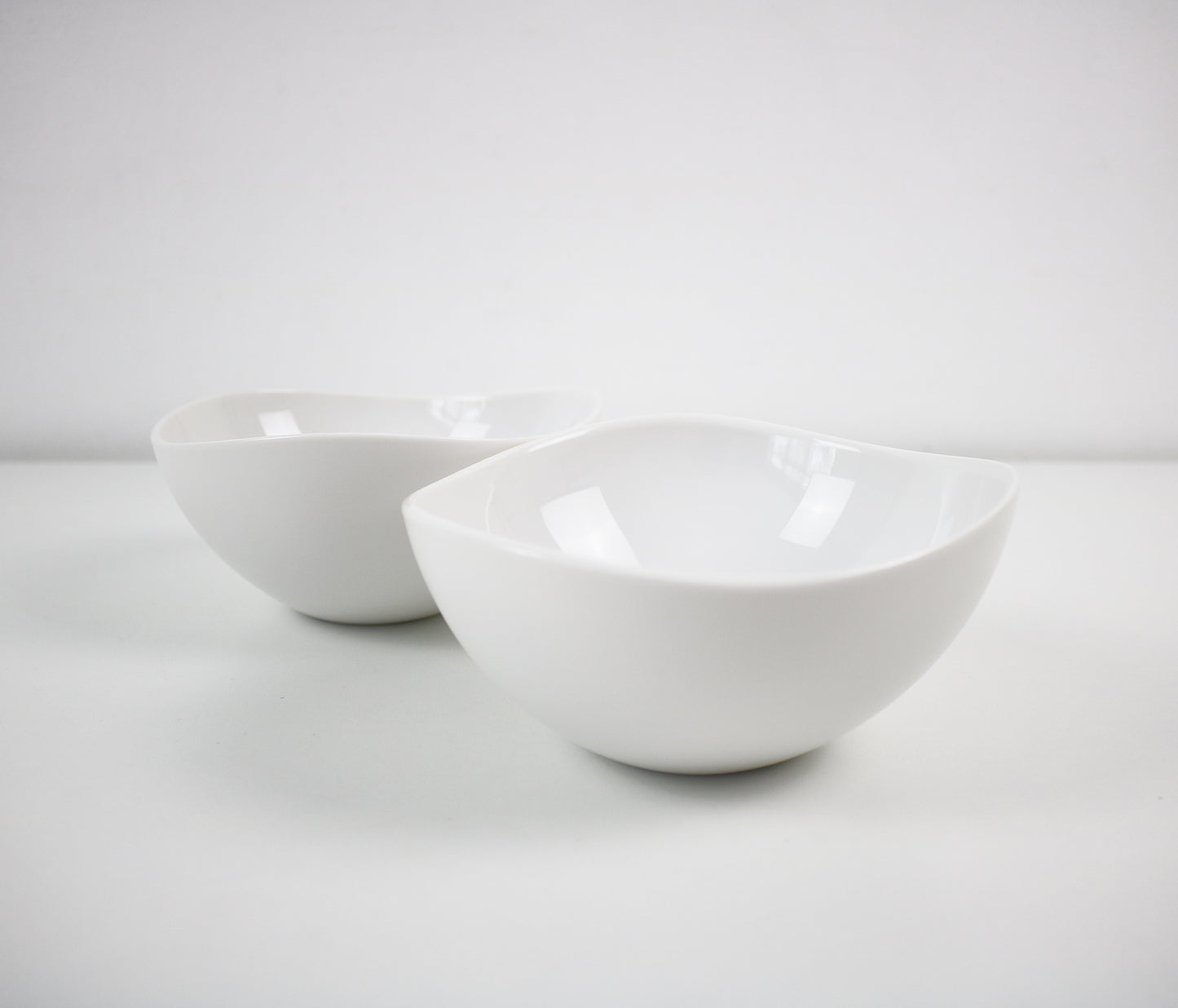 Wovo set of 3 serving bowls - white. Unused early 2000s vintage stock